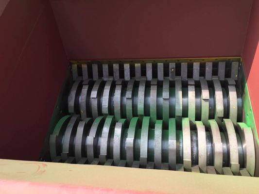38 شفرة 18.5kw تقطيع الأسطوانة البلاستيكية ، تقطيع ذو شافت مزدوج منخفض الضوضاء